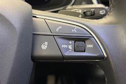 punainen Audi Q5 2023 kuva 19.