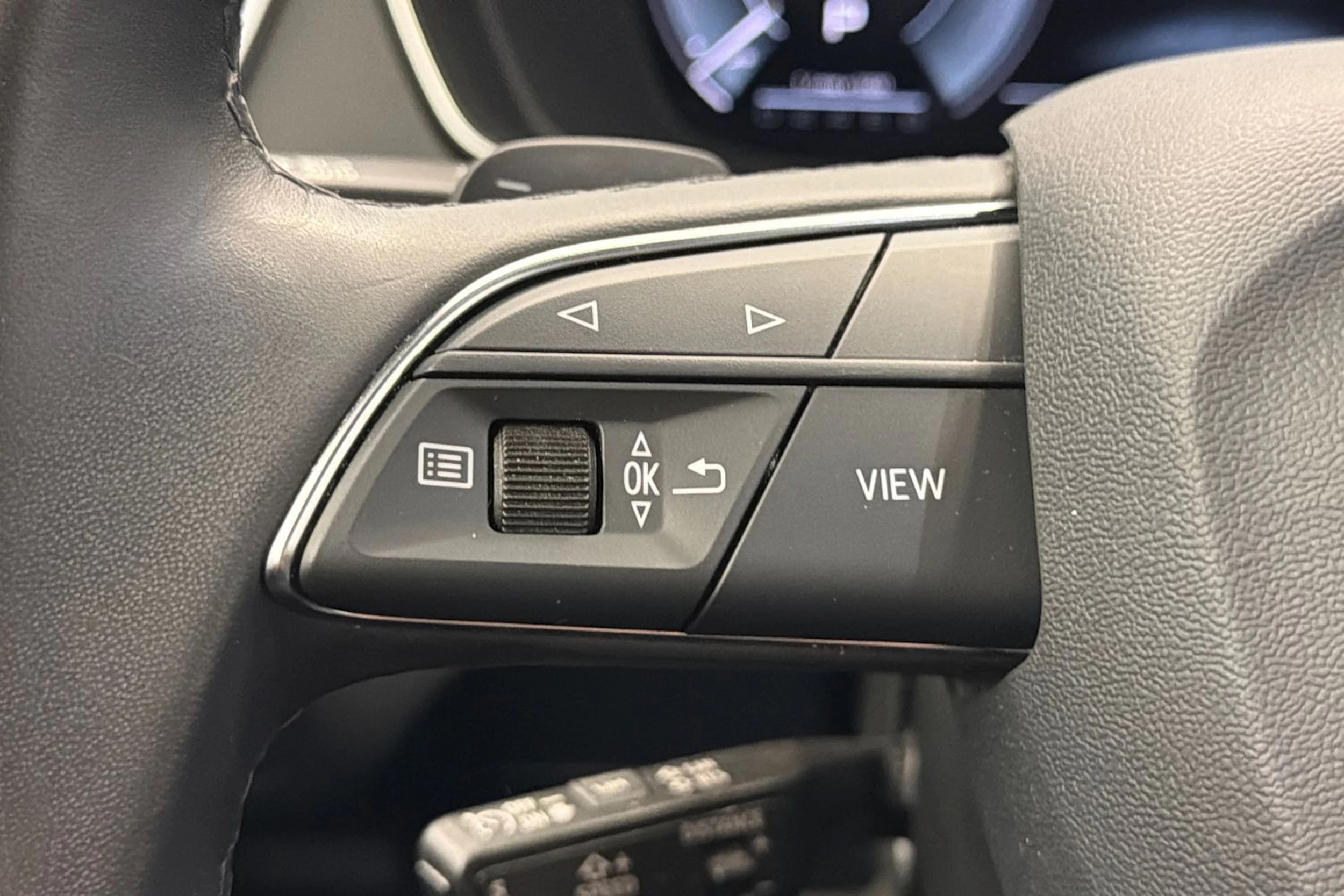 punainen Audi Q5 2023 kuva 20.