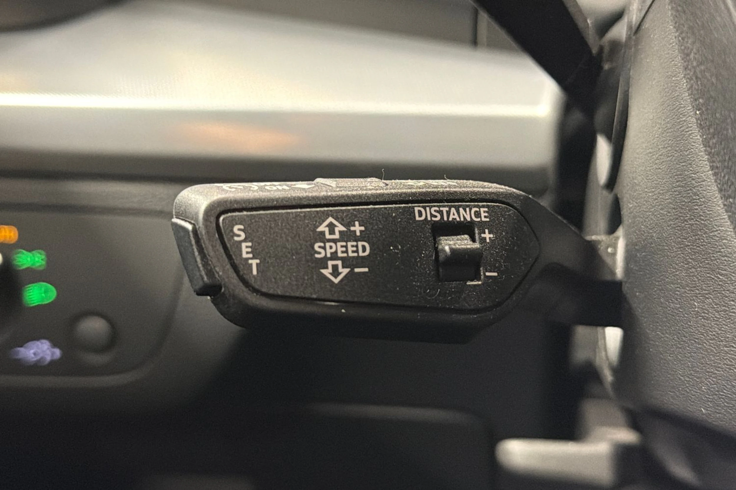 punainen Audi Q5 2023 kuva 21.