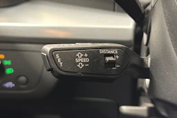 punainen Audi Q5 2023 kuva 21.