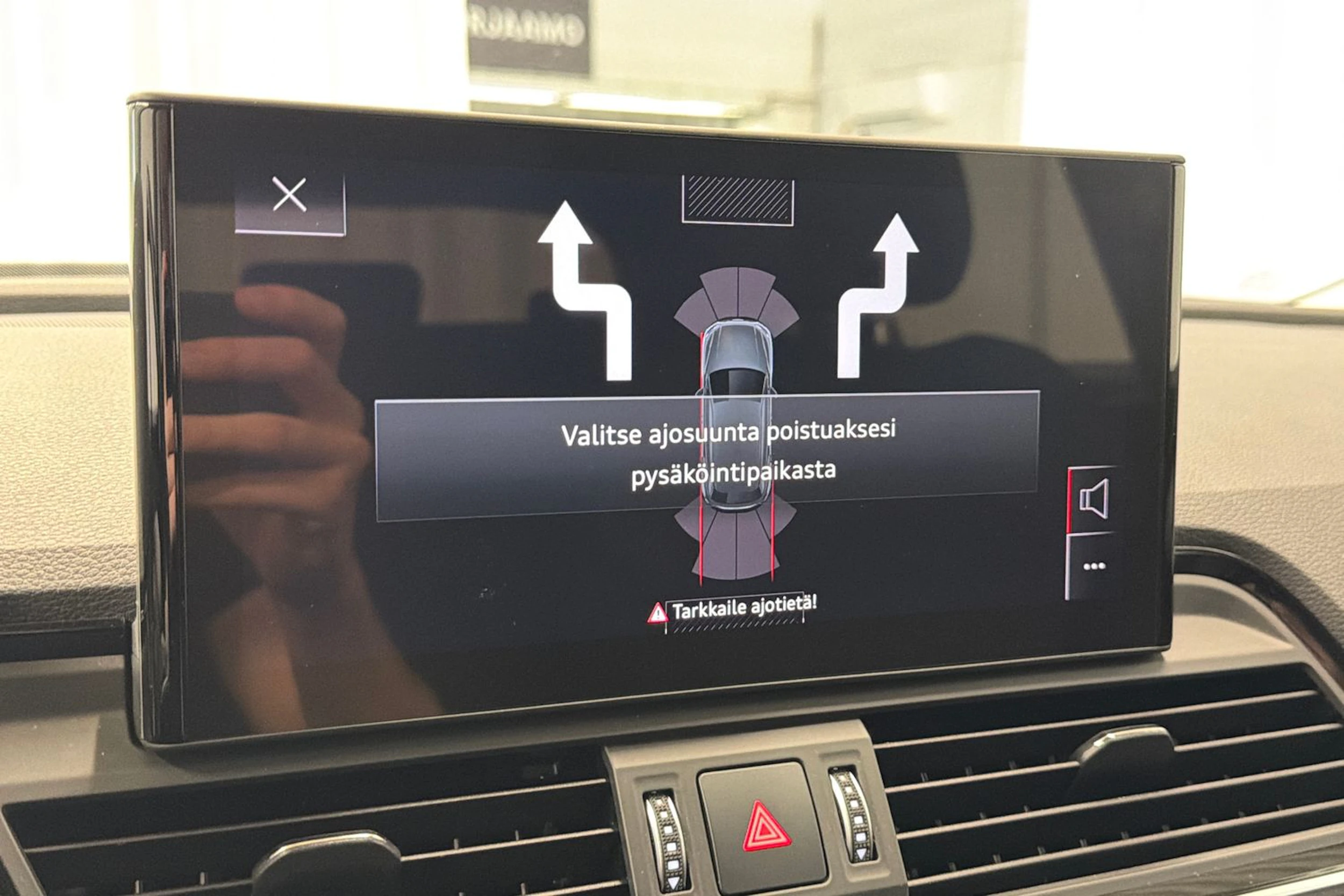punainen Audi Q5 2023 kuva 25.