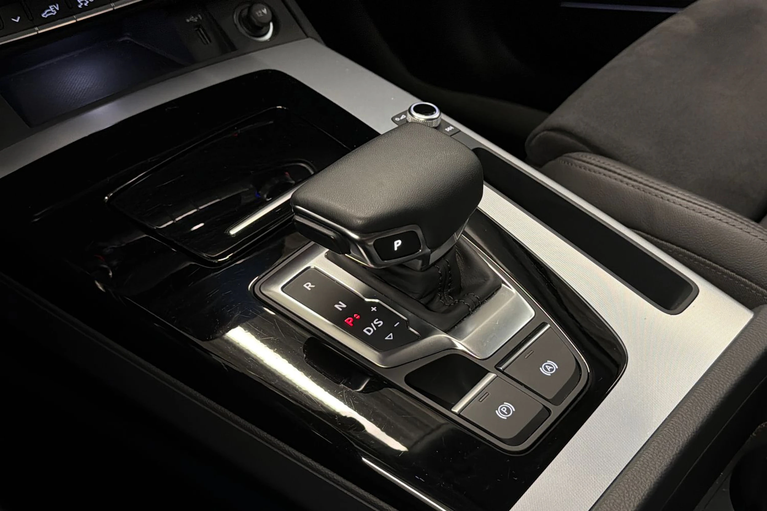 punainen Audi Q5 2023 kuva 27.