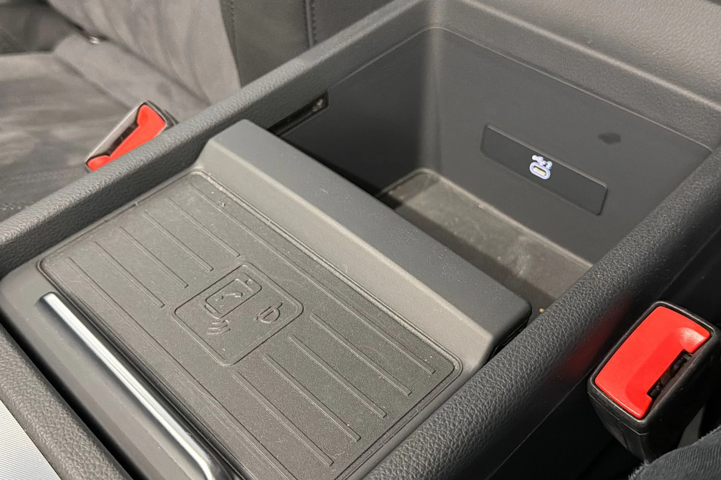 punainen Audi Q5 2023 kuva 28.
