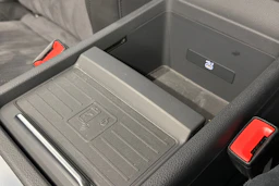 punainen Audi Q5 2023 kuva 28.