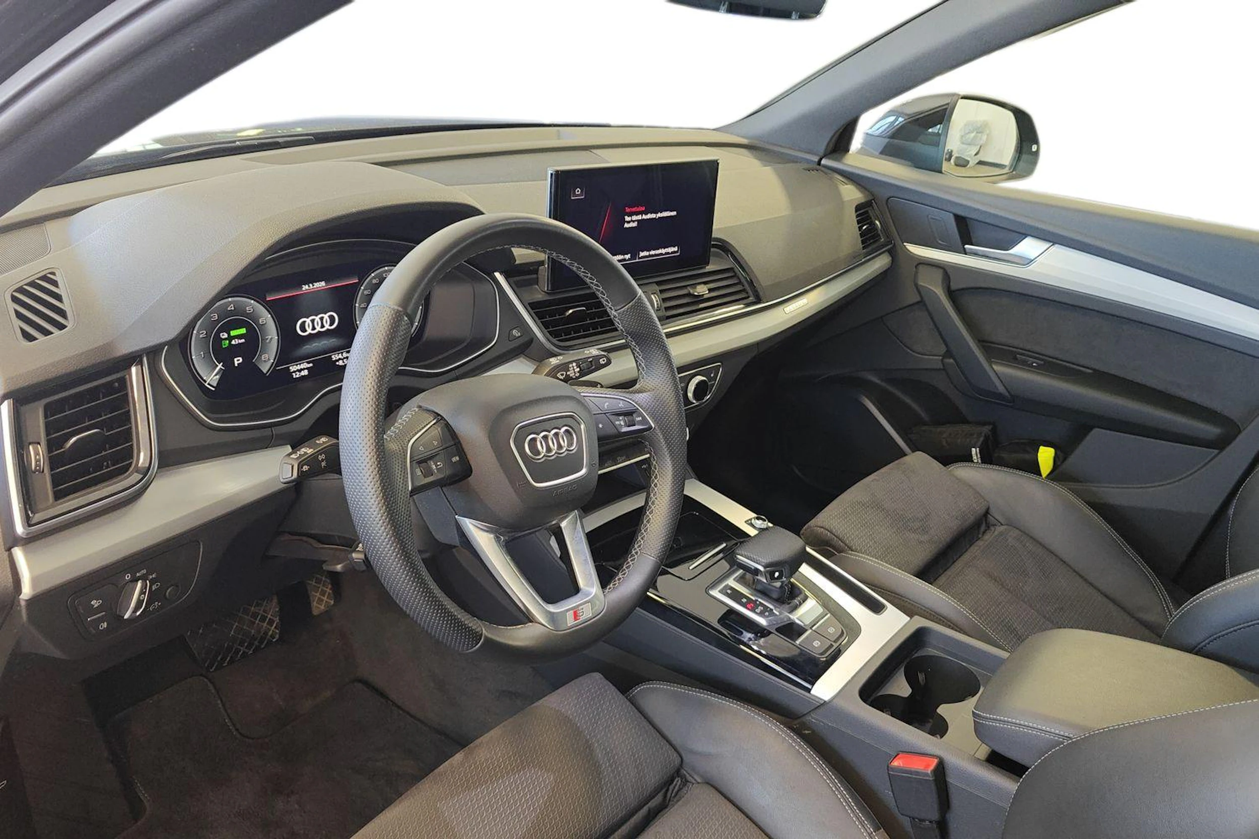 musta Audi Q5 2023 kuva 6.