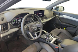 musta Audi Q5 2023 kuva 6.
