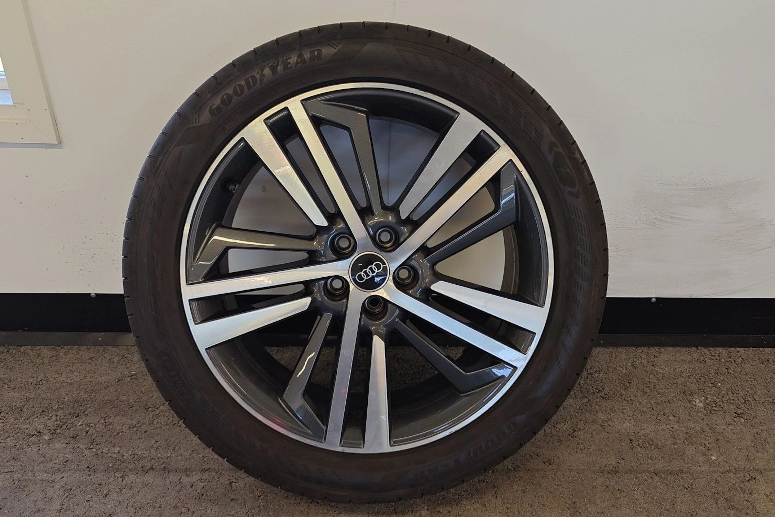 musta Audi Q5 2023 kuva 10.