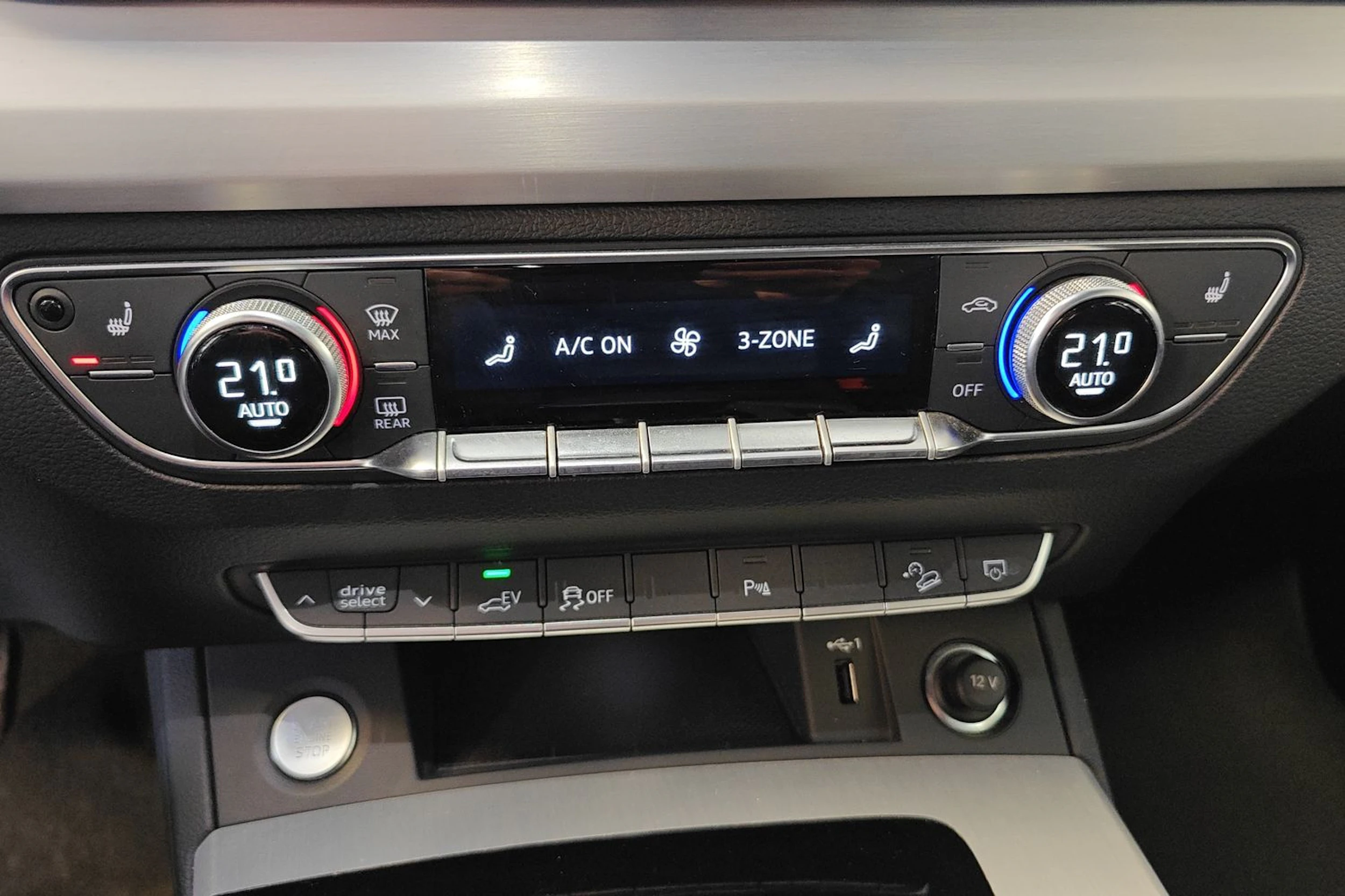 musta Audi Q5 2023 kuva 15.
