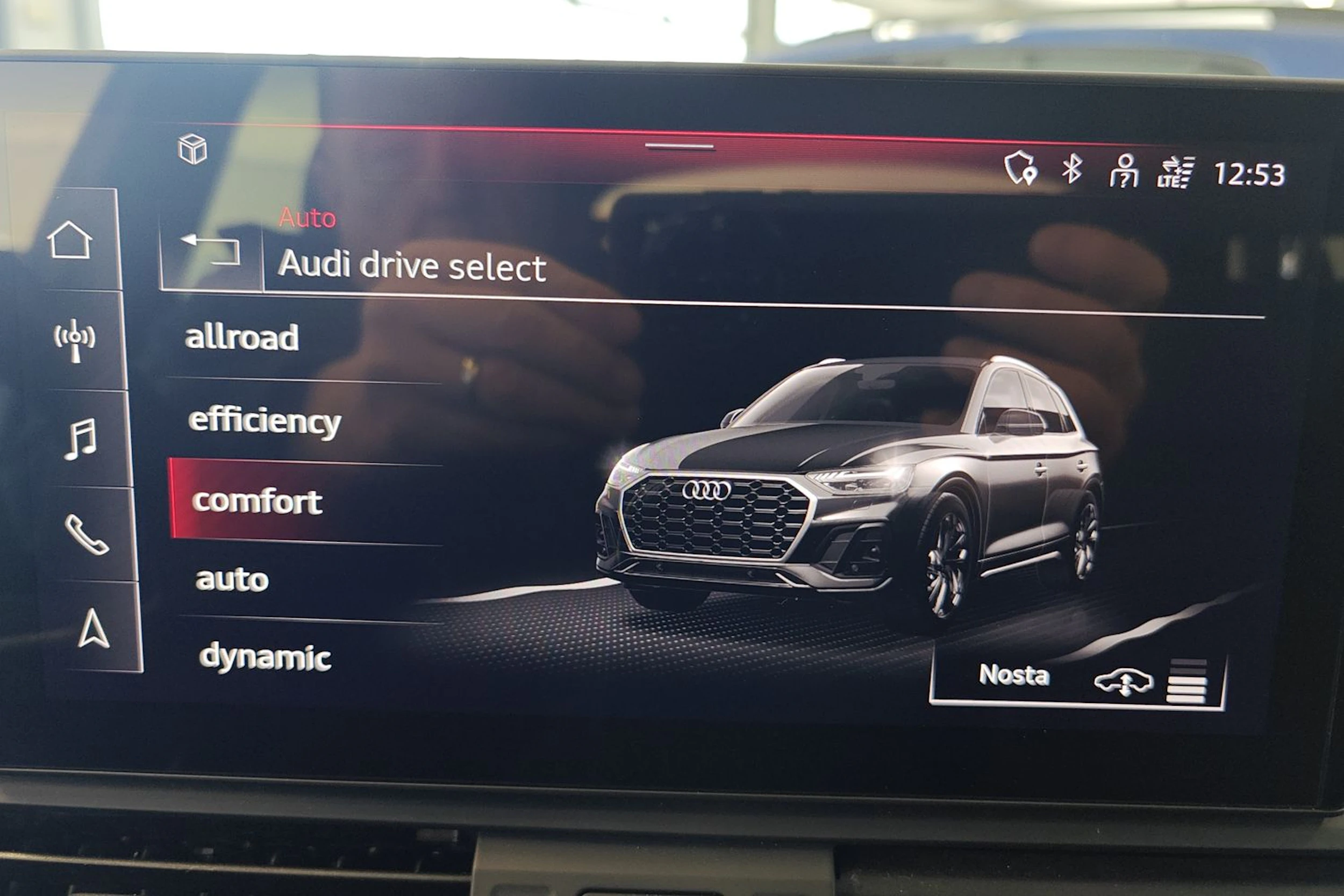 musta Audi Q5 2023 kuva 16.
