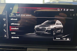 musta Audi Q5 2023 kuva 16.