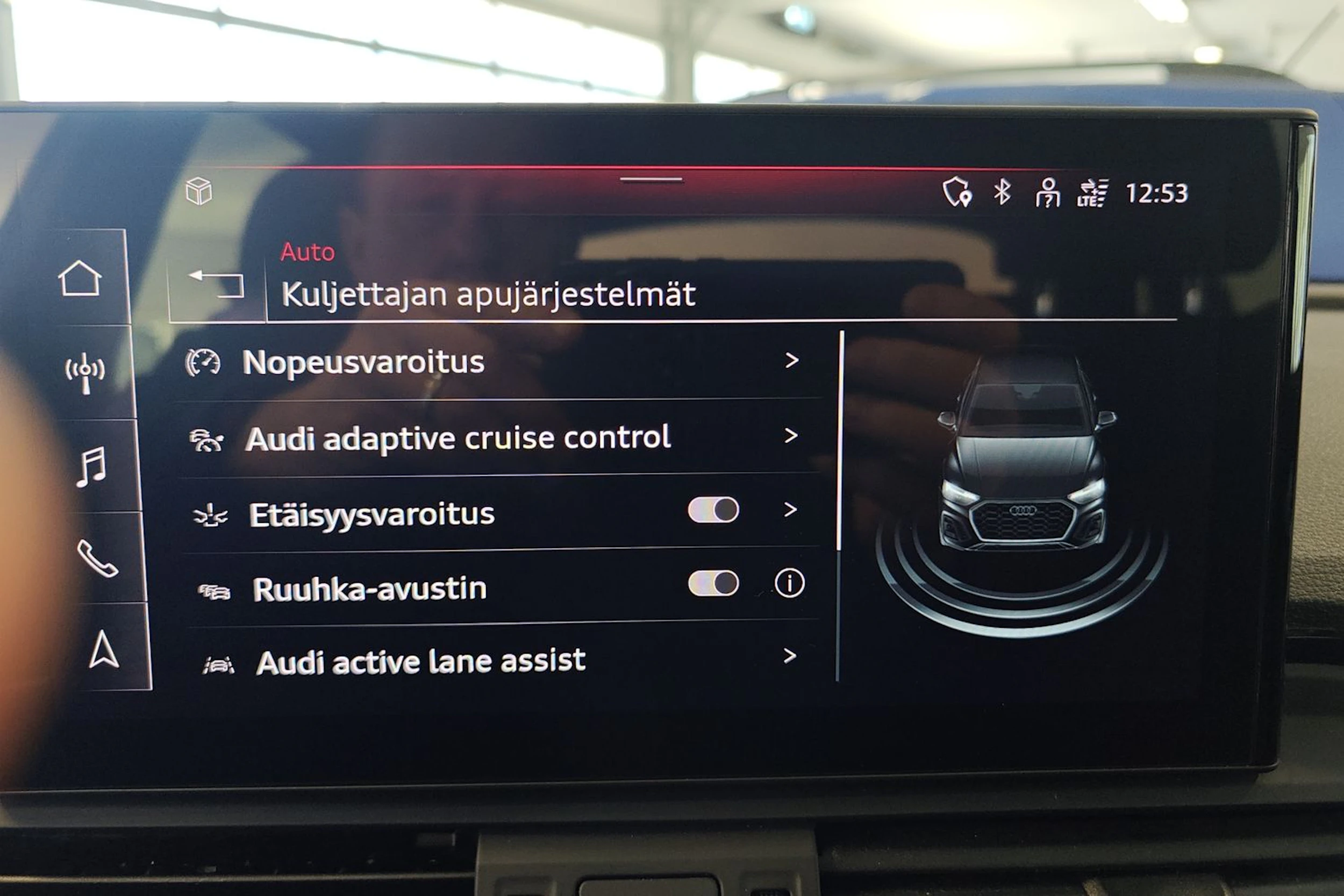 musta Audi Q5 2023 kuva 17.