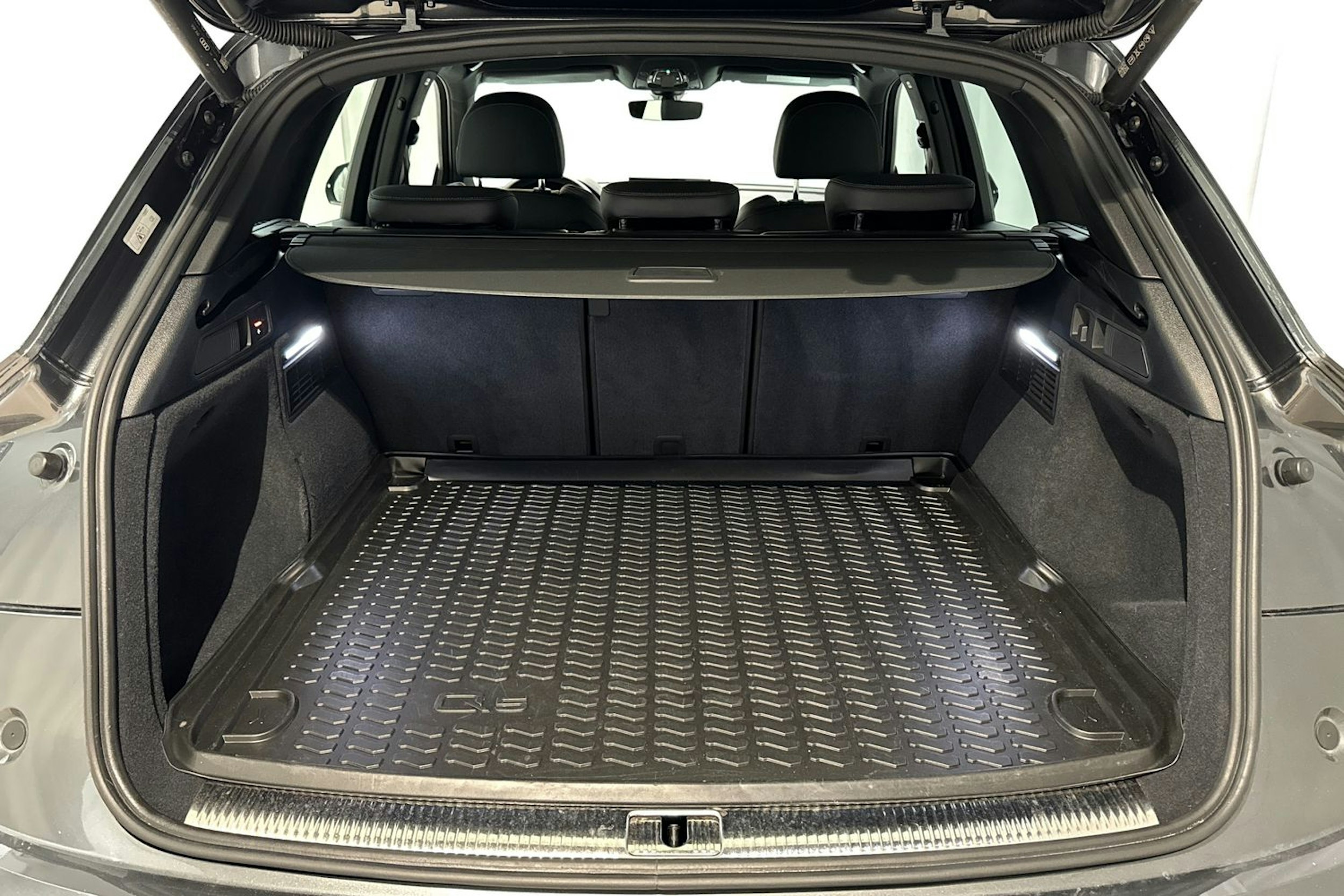 met. harmaa Audi Q5 2023 kuva 14.