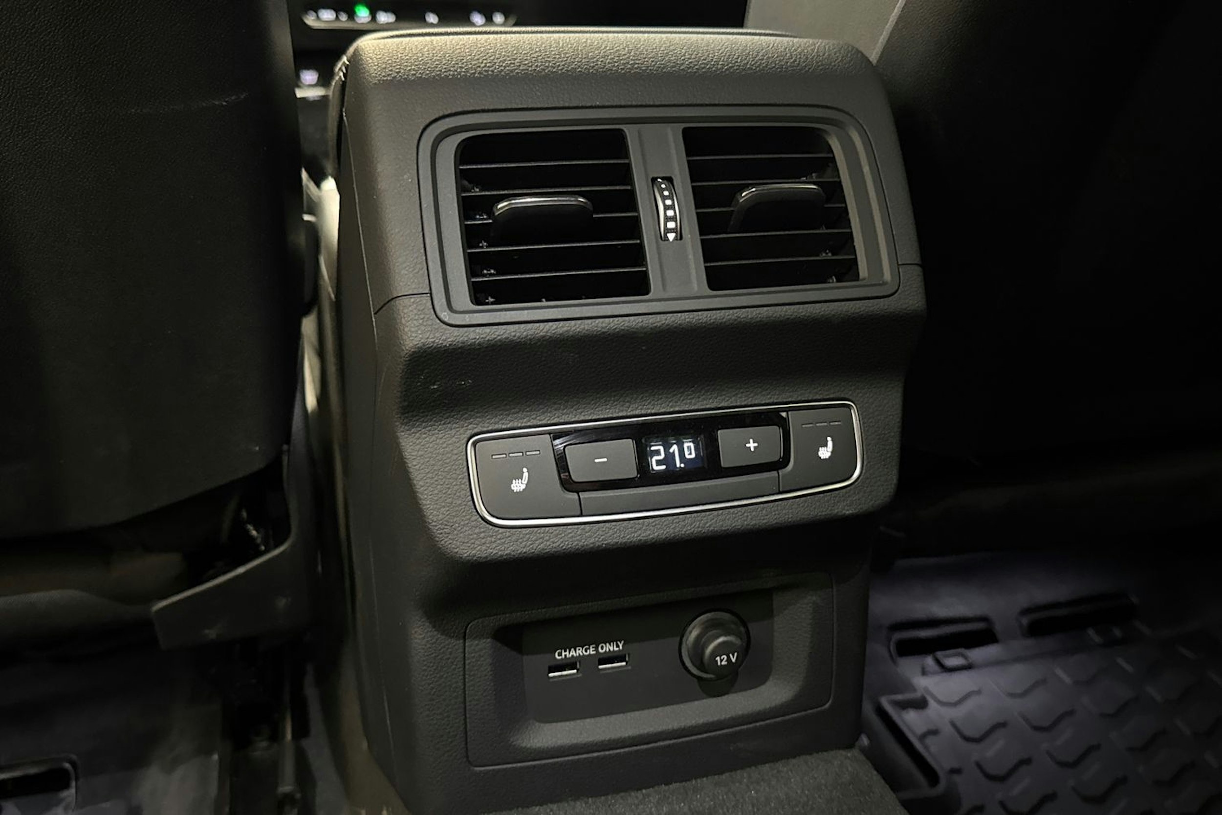 met. harmaa Audi Q5 2023 kuva 18.