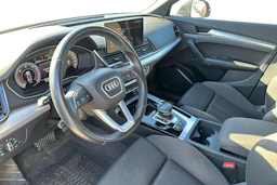 harmaa Audi Q5 2023 kuva 3.