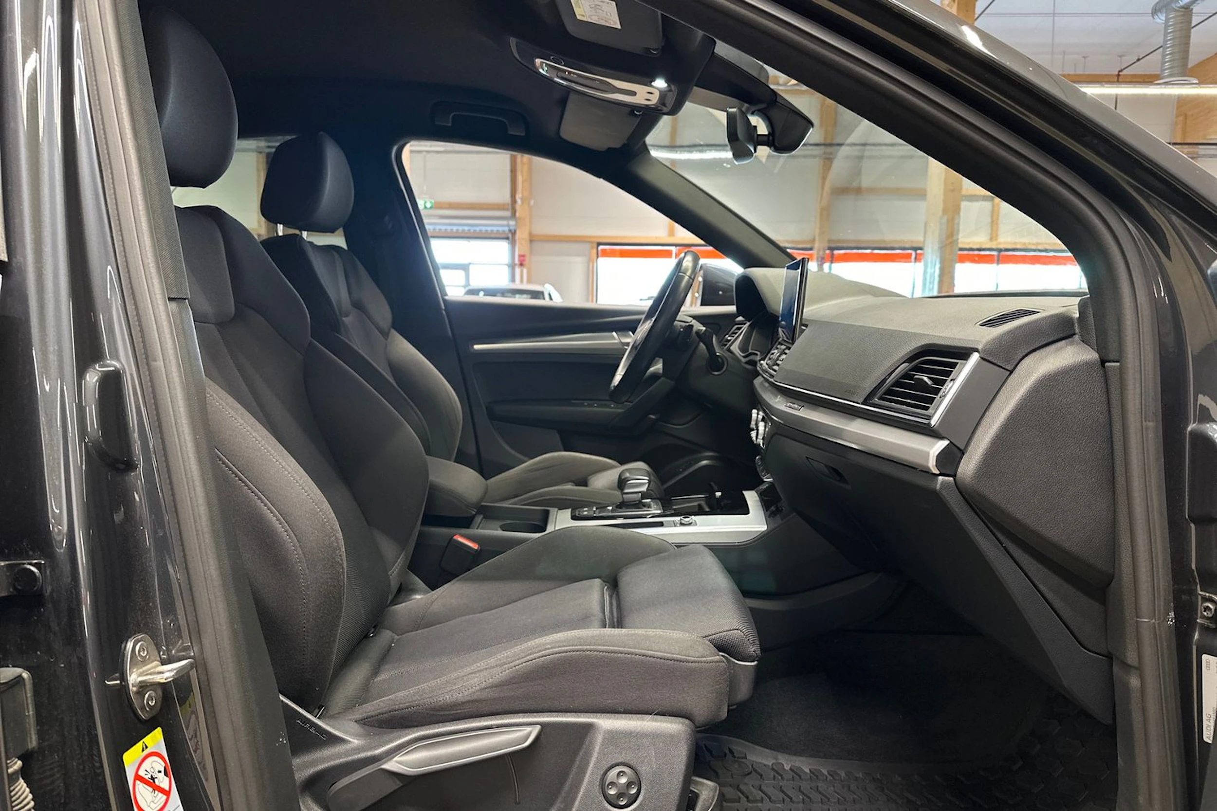harmaa Audi Q5 2023 kuva 15.