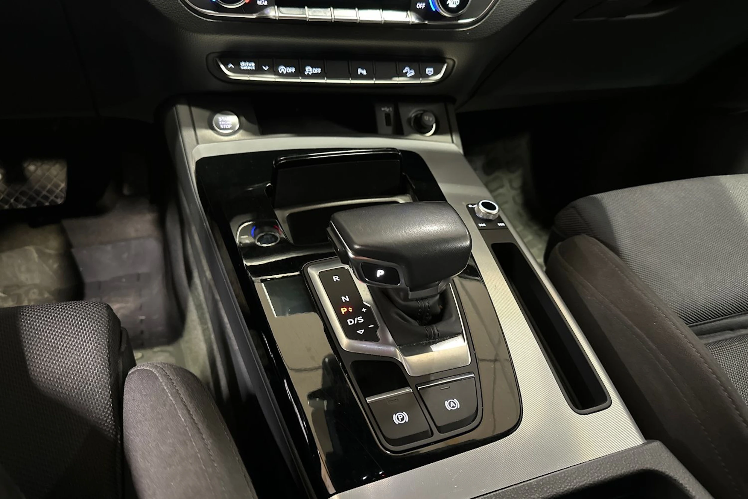 harmaa Audi Q5 2023 kuva 20.