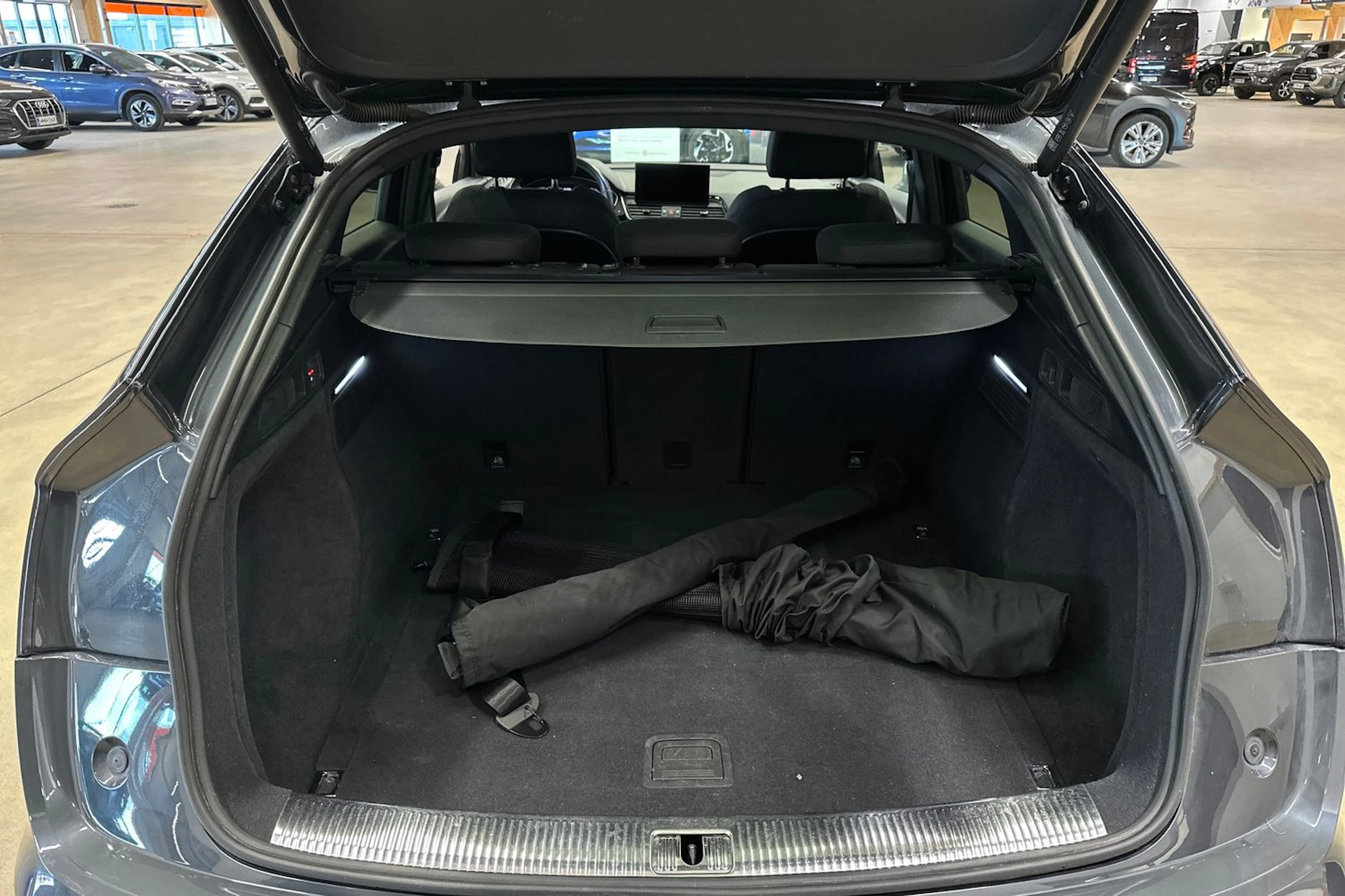 harmaa Audi Q5 2023 kuva 26.