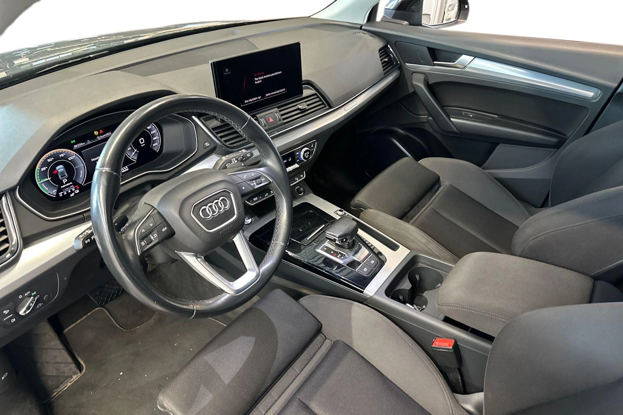 musta Audi Q5 2023 kuva 3.
