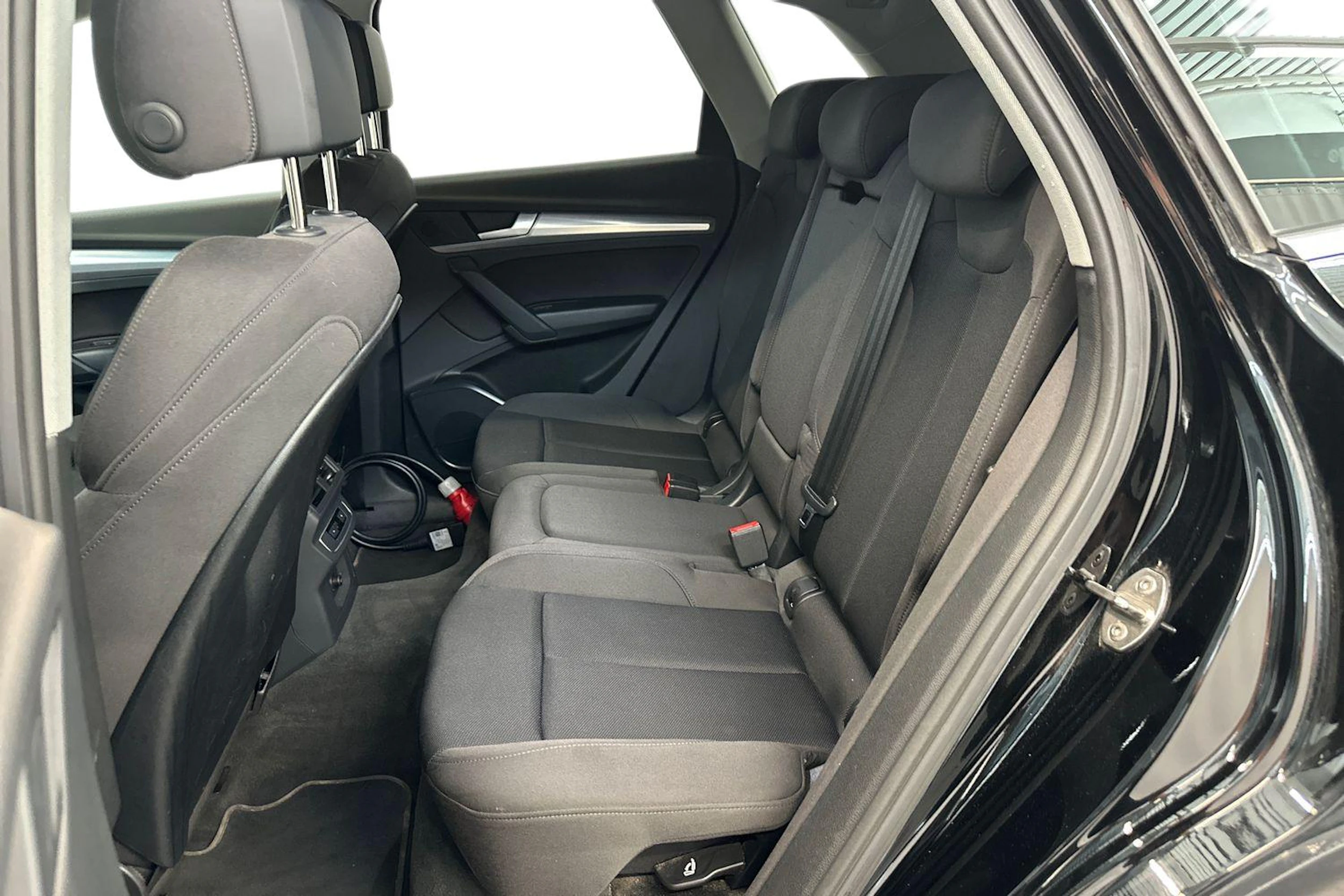 musta Audi Q5 2023 kuva 8.