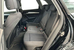 musta Audi Q5 2023 kuva 8.