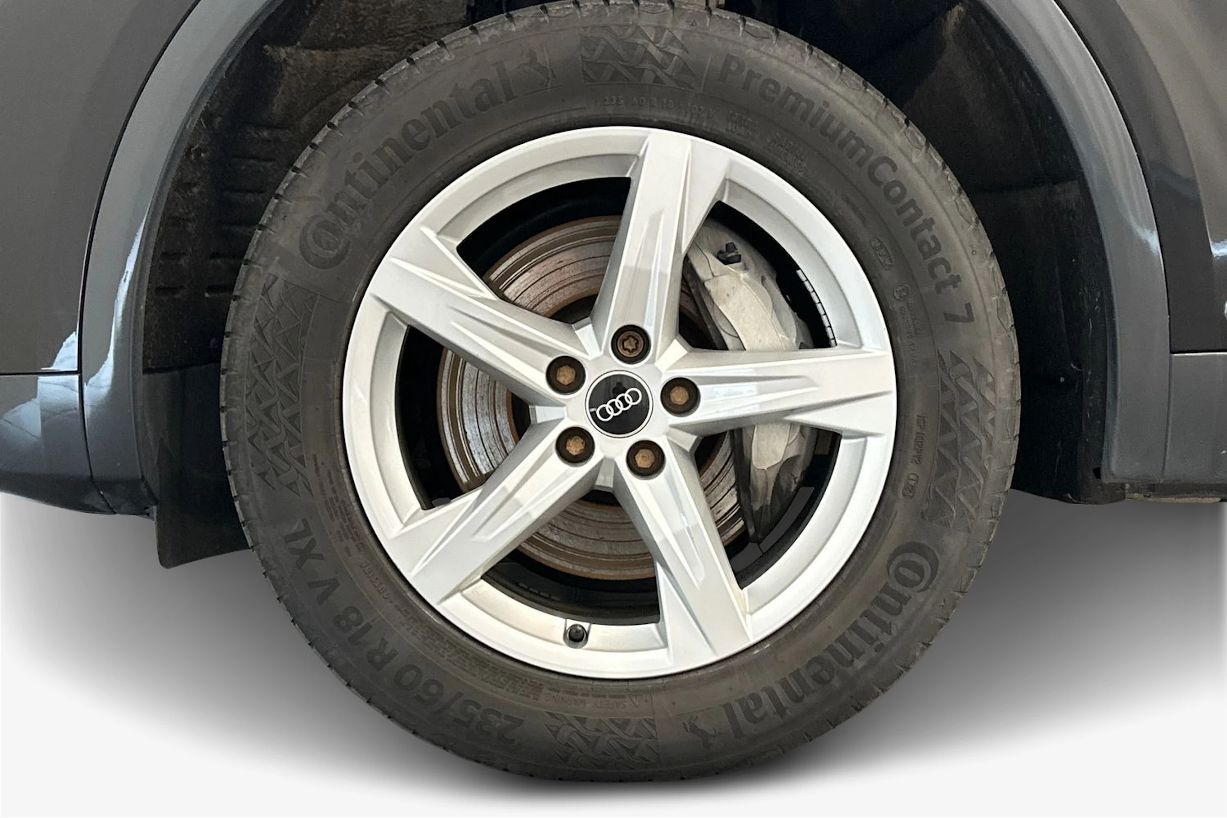 musta Audi Q5 2023 kuva 9.