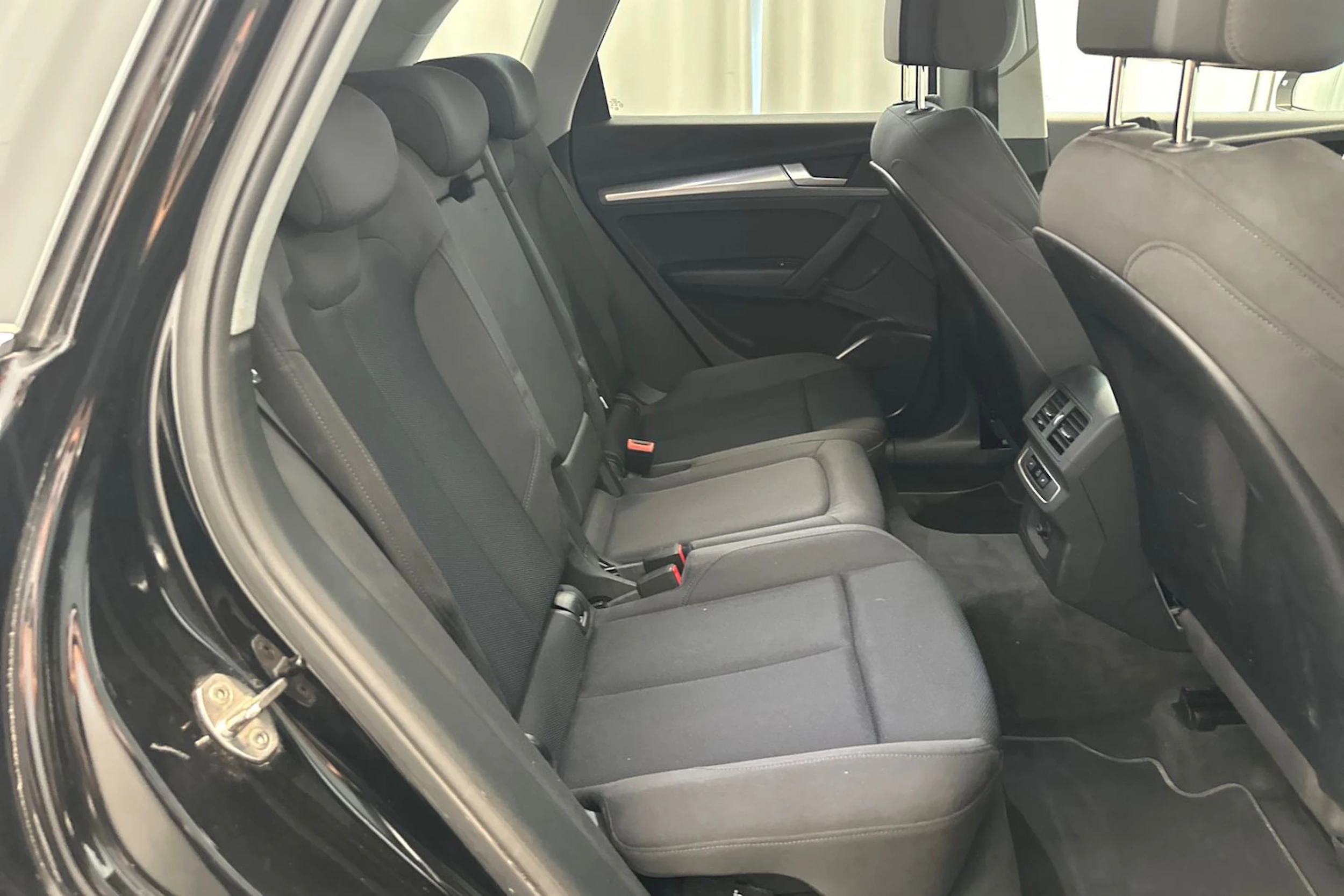 musta Audi Q5 2023 kuva 11.
