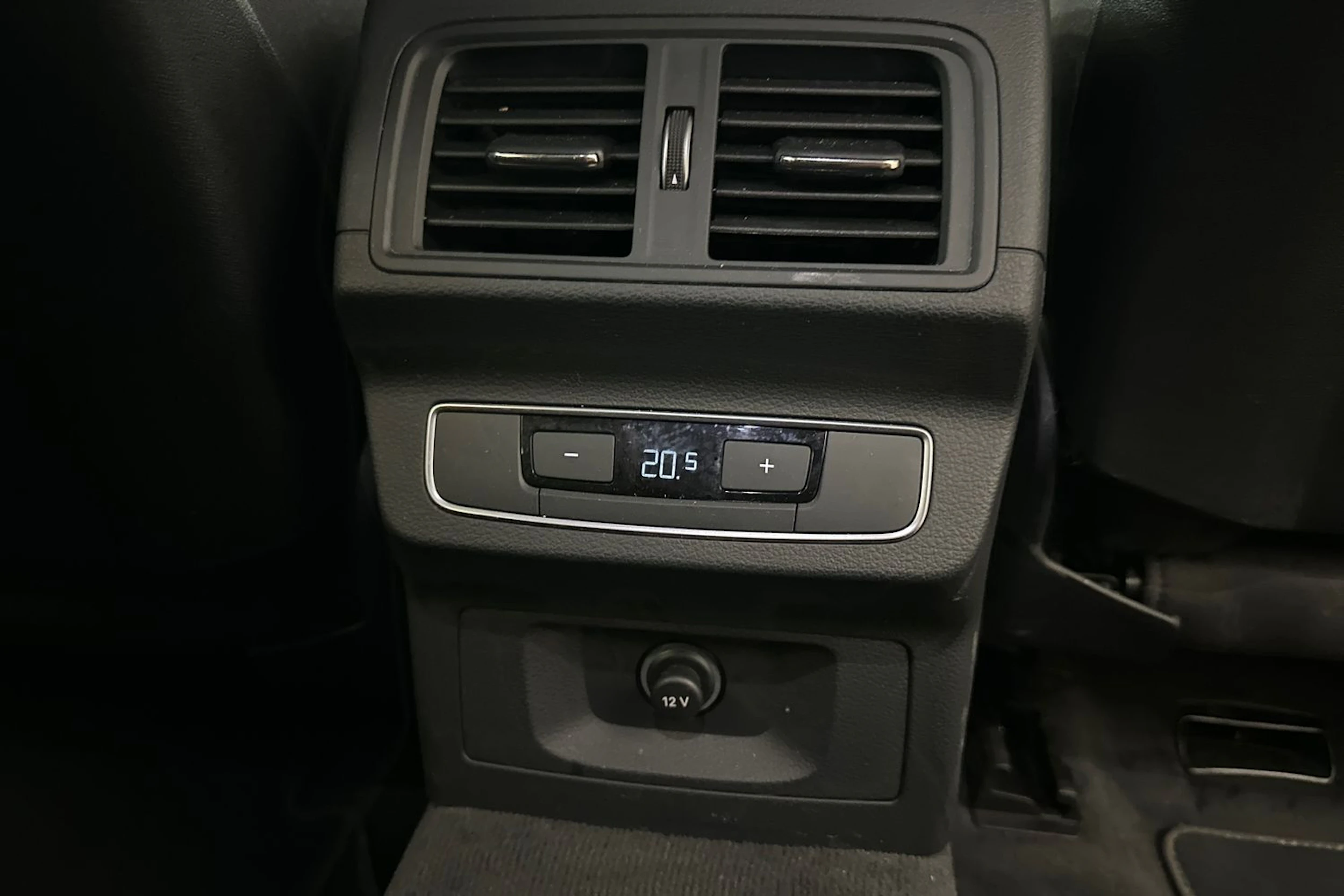 musta Audi Q5 2023 kuva 12.