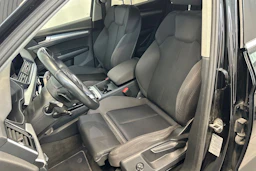 musta Audi Q5 2023 kuva 13.