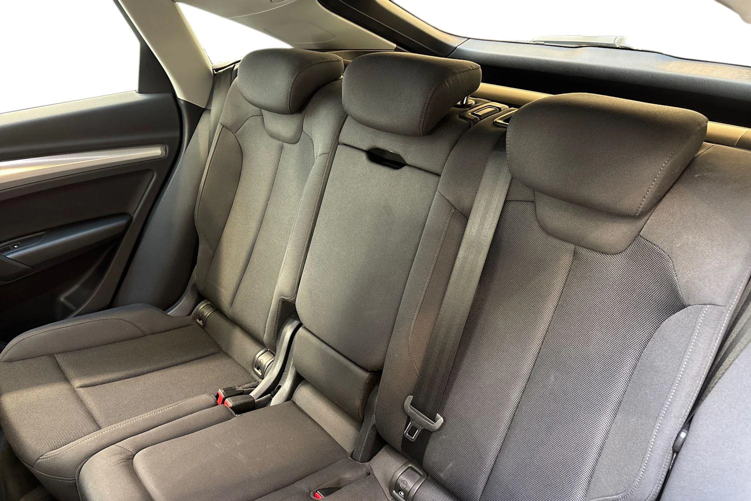 Punainen Audi Q5 2023 kuva 8.