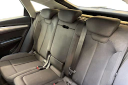 Punainen Audi Q5 2023 kuva 8.