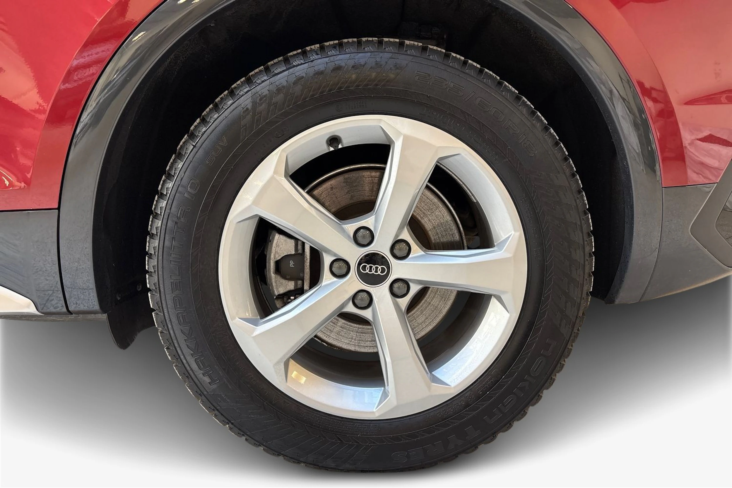 Punainen Audi Q5 2023 kuva 9.