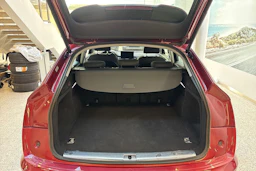 Punainen Audi Q5 2023 kuva 11.