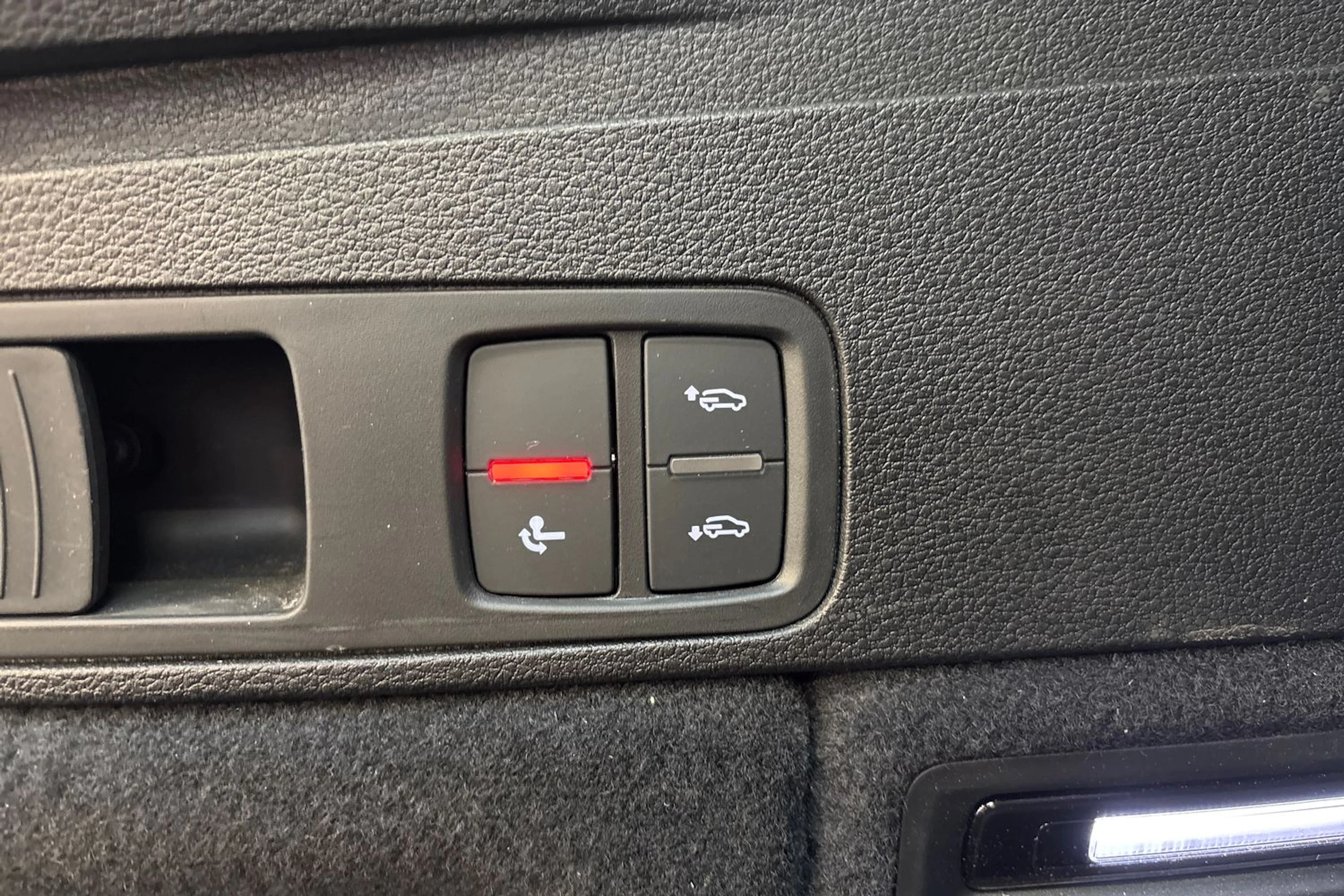 Punainen Audi Q5 2023 kuva 13.