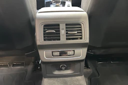 Punainen Audi Q5 2023 kuva 14.