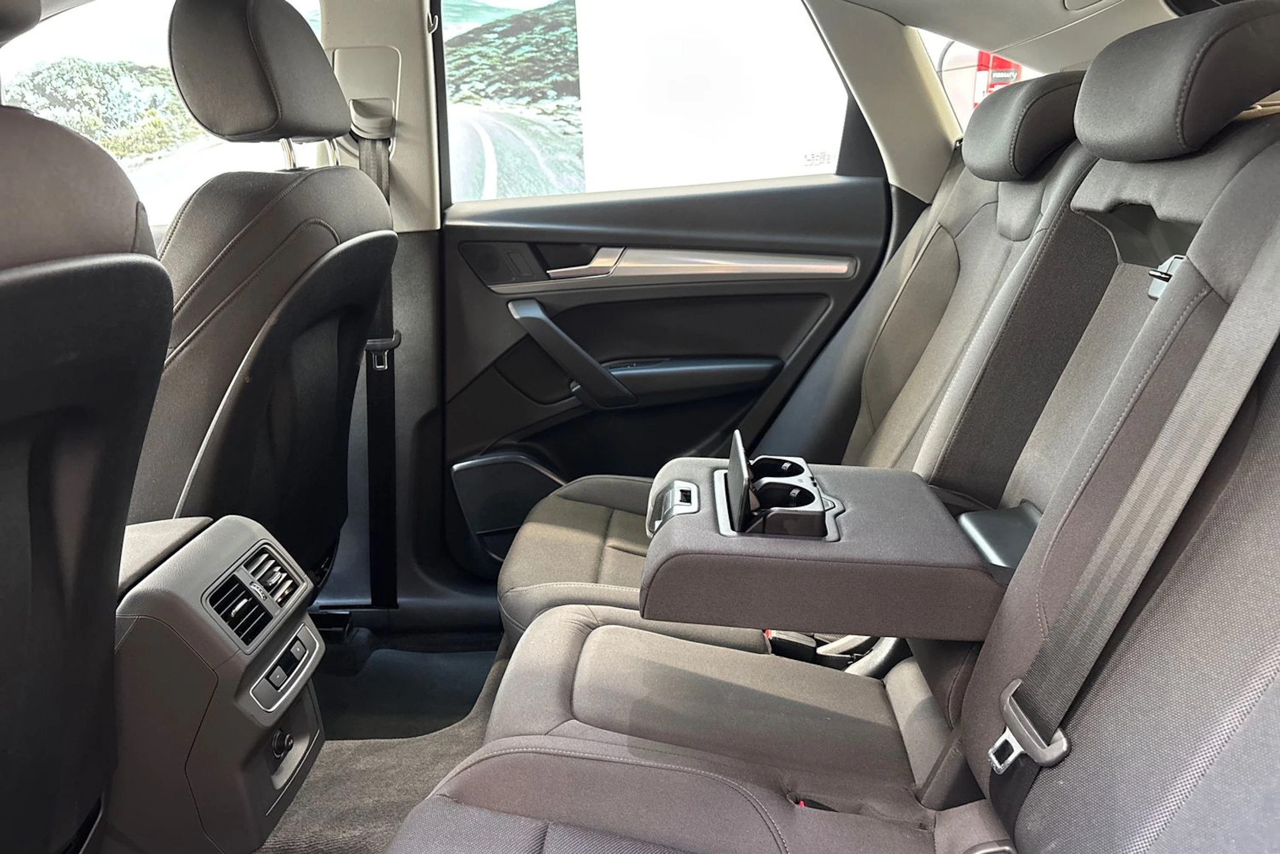 Punainen Audi Q5 2023 kuva 15.