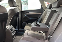 Punainen Audi Q5 2023 kuva 15.