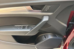 Punainen Audi Q5 2023 kuva 16.