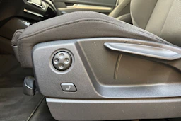 Punainen Audi Q5 2023 kuva 17.