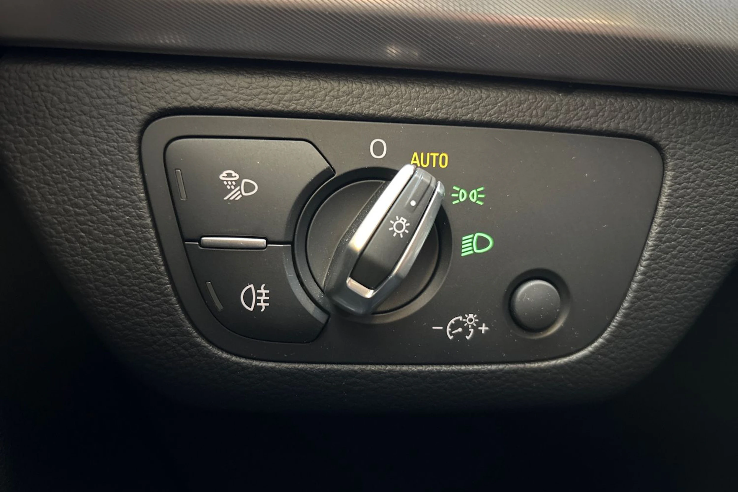 Punainen Audi Q5 2023 kuva 18.