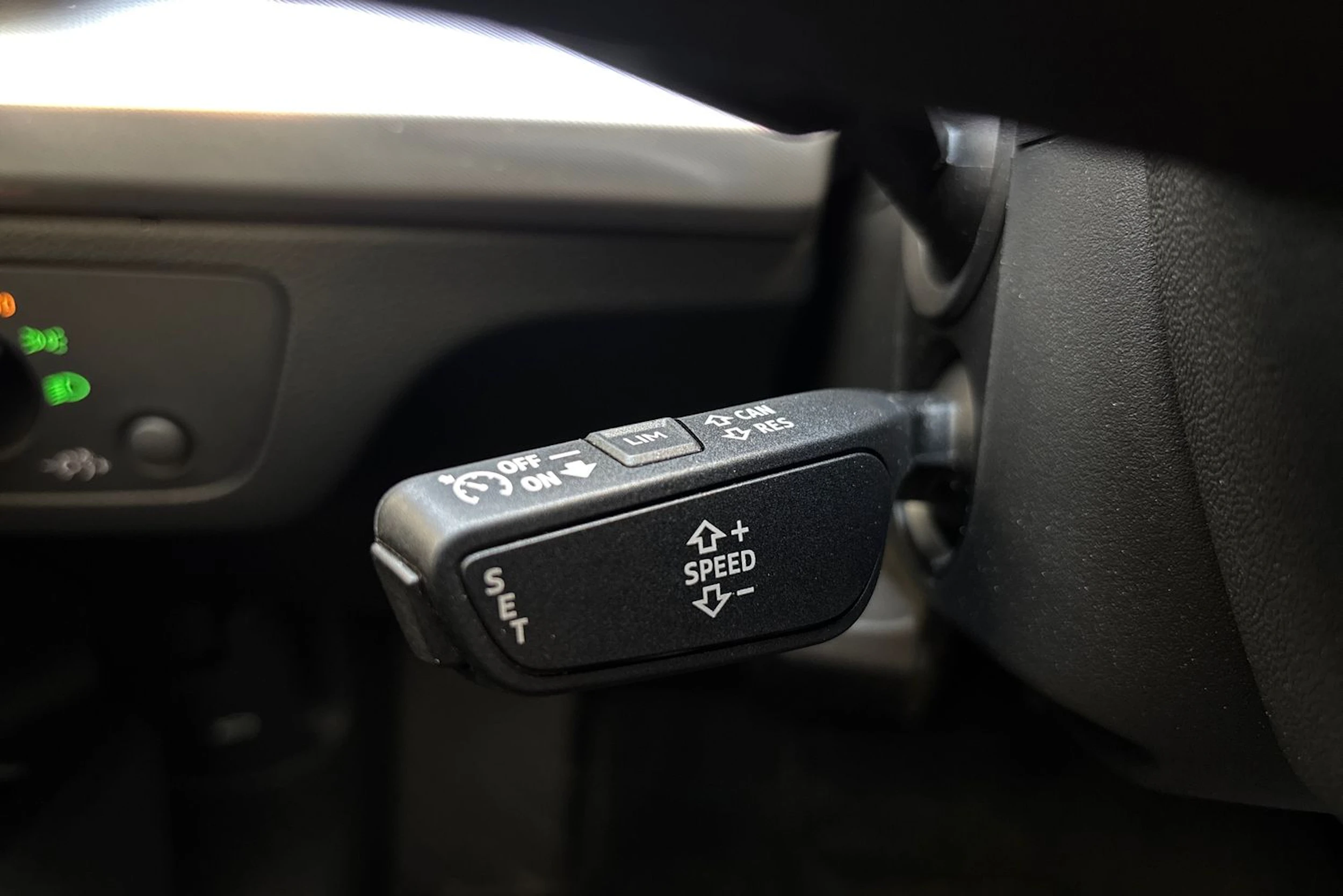 Punainen Audi Q5 2023 kuva 21.