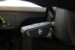 Punainen Audi Q5 2023 kuva 21.