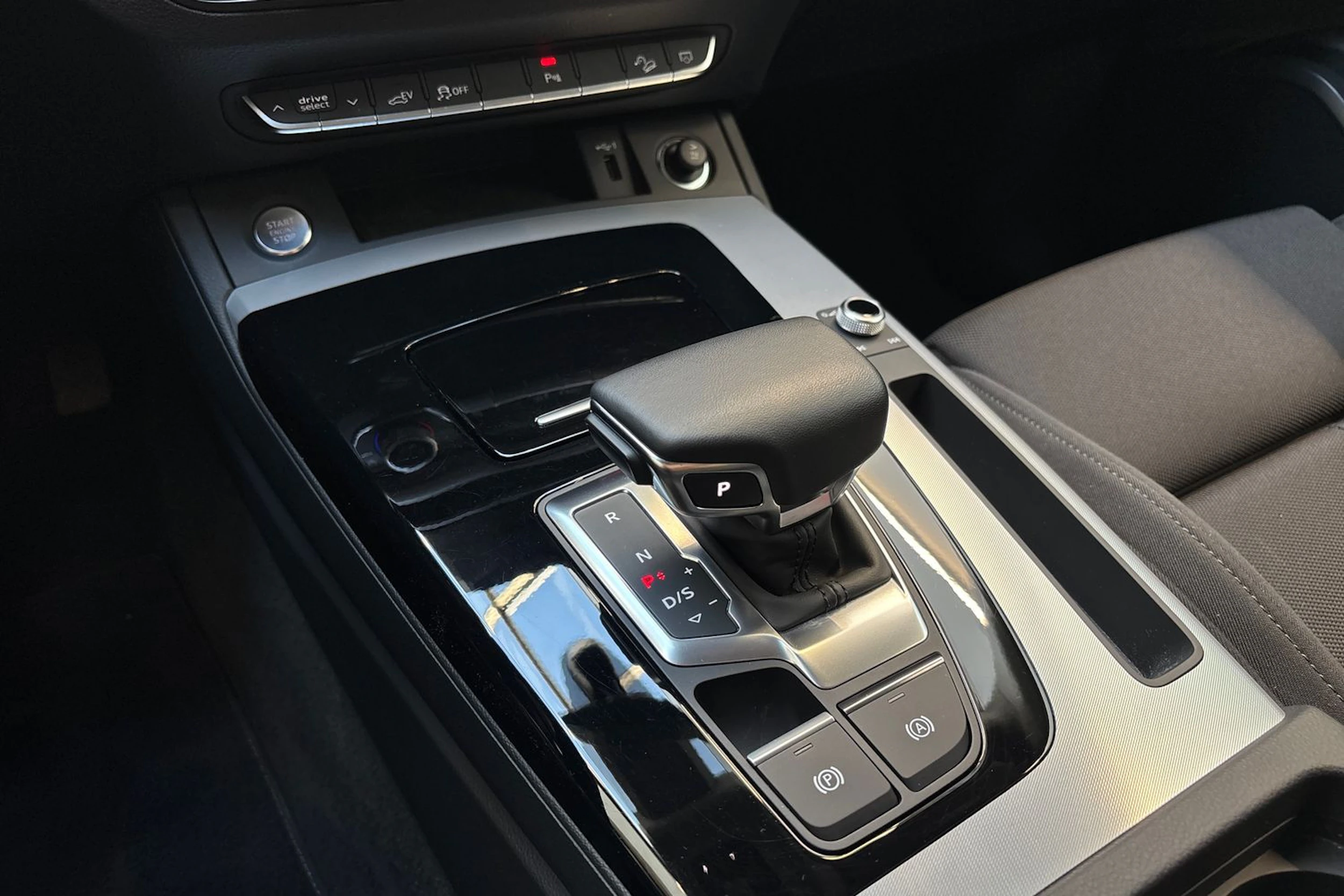 Punainen Audi Q5 2023 kuva 23.