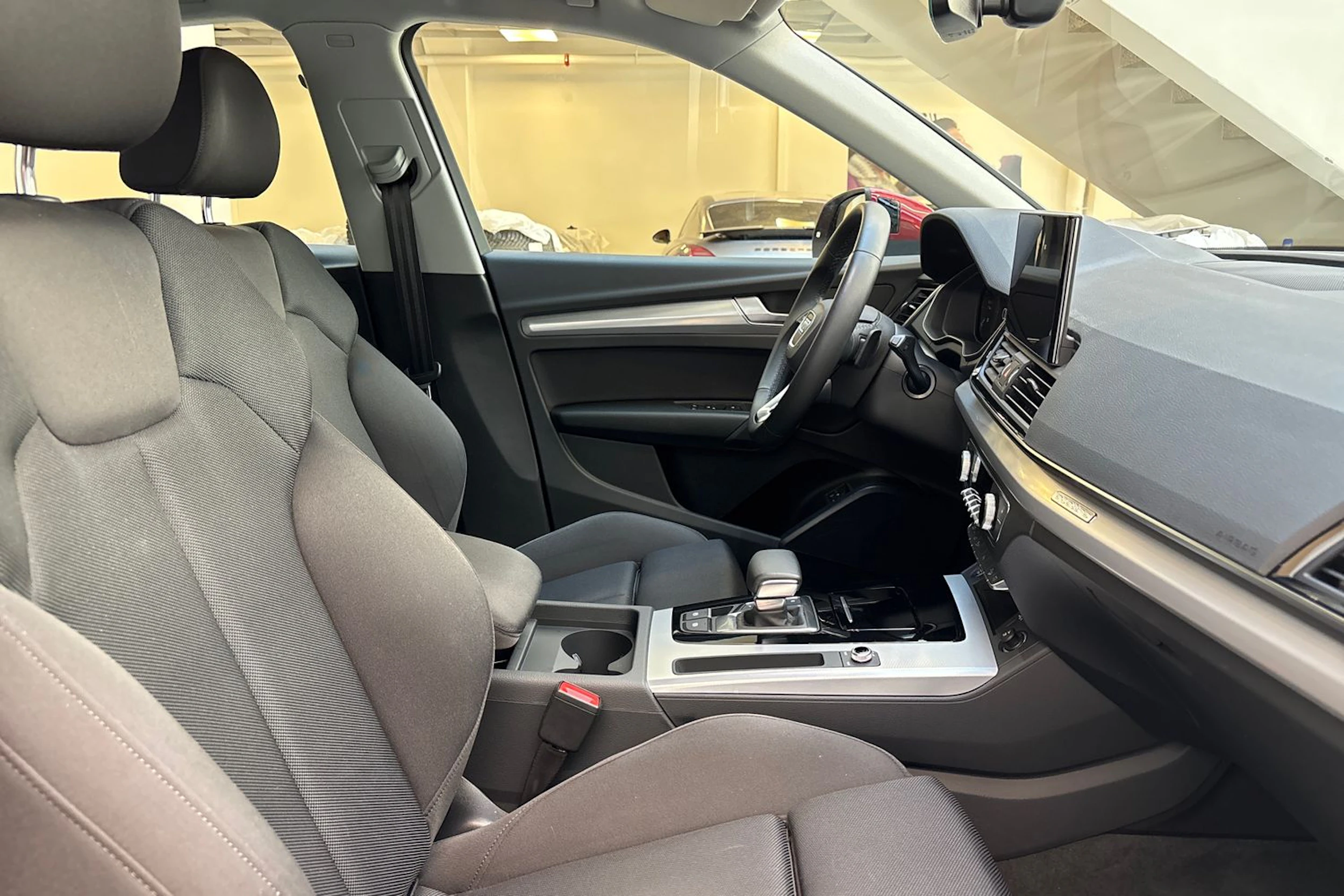 Punainen Audi Q5 2023 kuva 25.