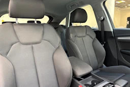 Punainen Audi Q5 2023 kuva 26.