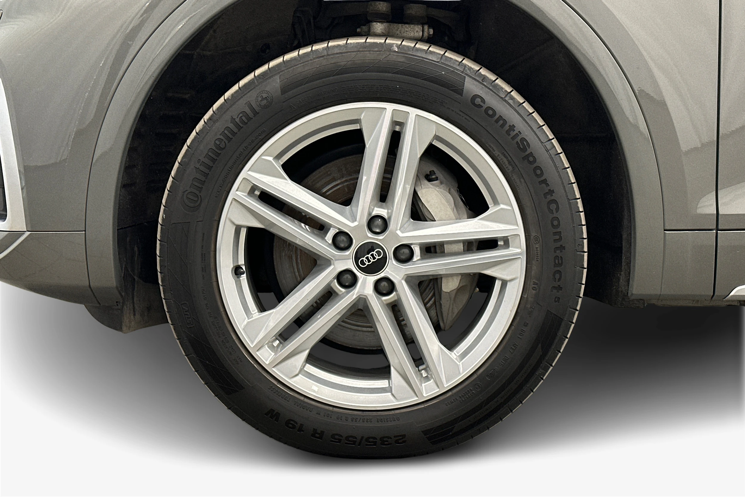 harmaa Audi Q5 2023 kuva 12.
