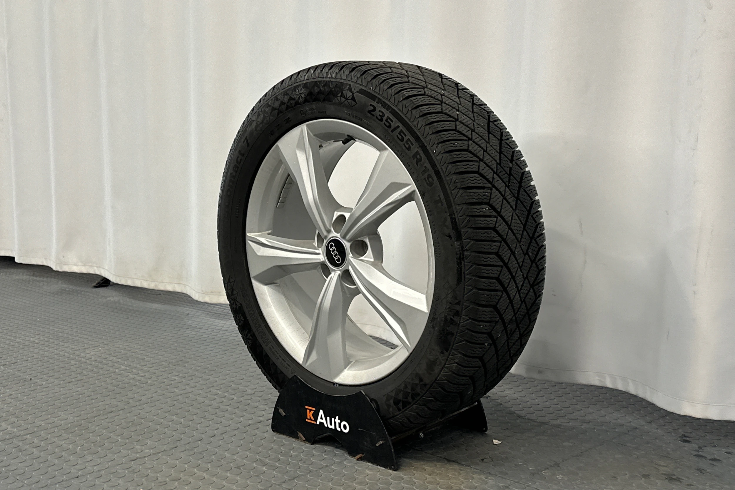 harmaa Audi Q5 2023 kuva 13.