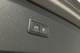 harmaa Audi Q5 2023 kuva 16.