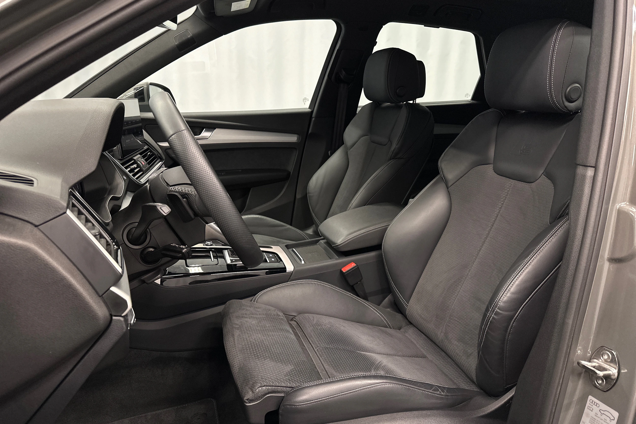 harmaa Audi Q5 2023 kuva 19.