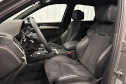 harmaa Audi Q5 2023 kuva 19.