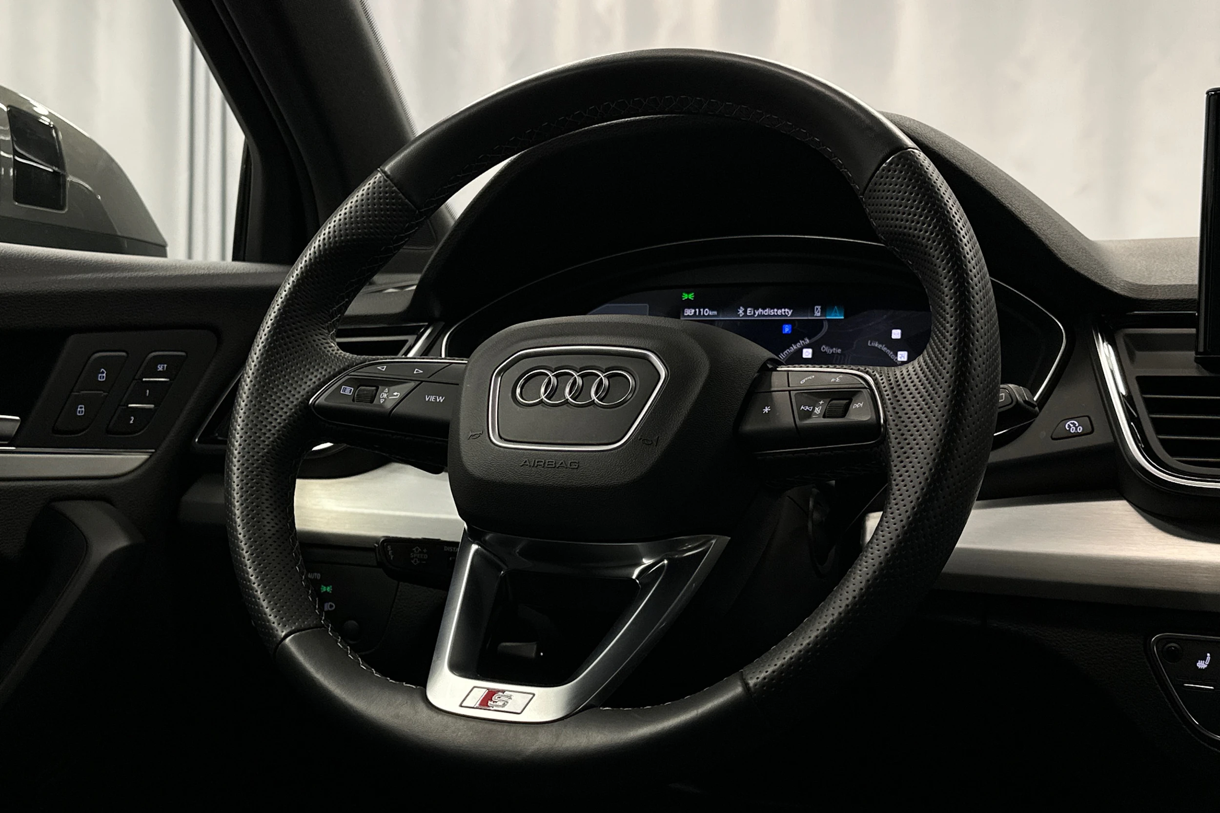 harmaa Audi Q5 2023 kuva 23.